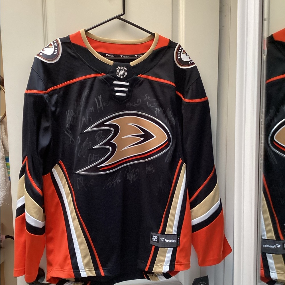 NHL/Anaheim Ducks team signed Jersey/ size large/NEW WITH TAGS